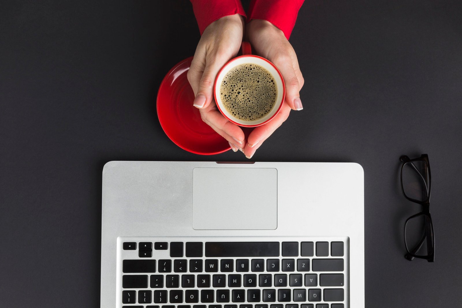 Bureau de travail avec ordinateur portable et café