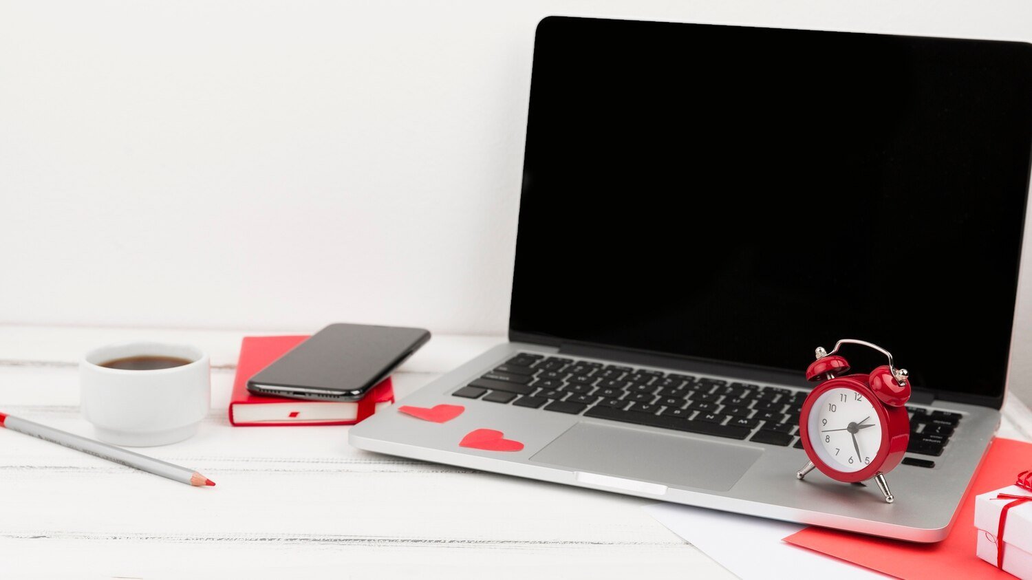 Ordinateur portable et agenda sur un bureau